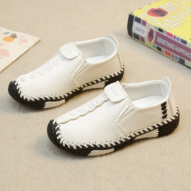 Breathable faux loafers for boys, ideal for spring and autumn. Features stitched details and a comfortable single sole.