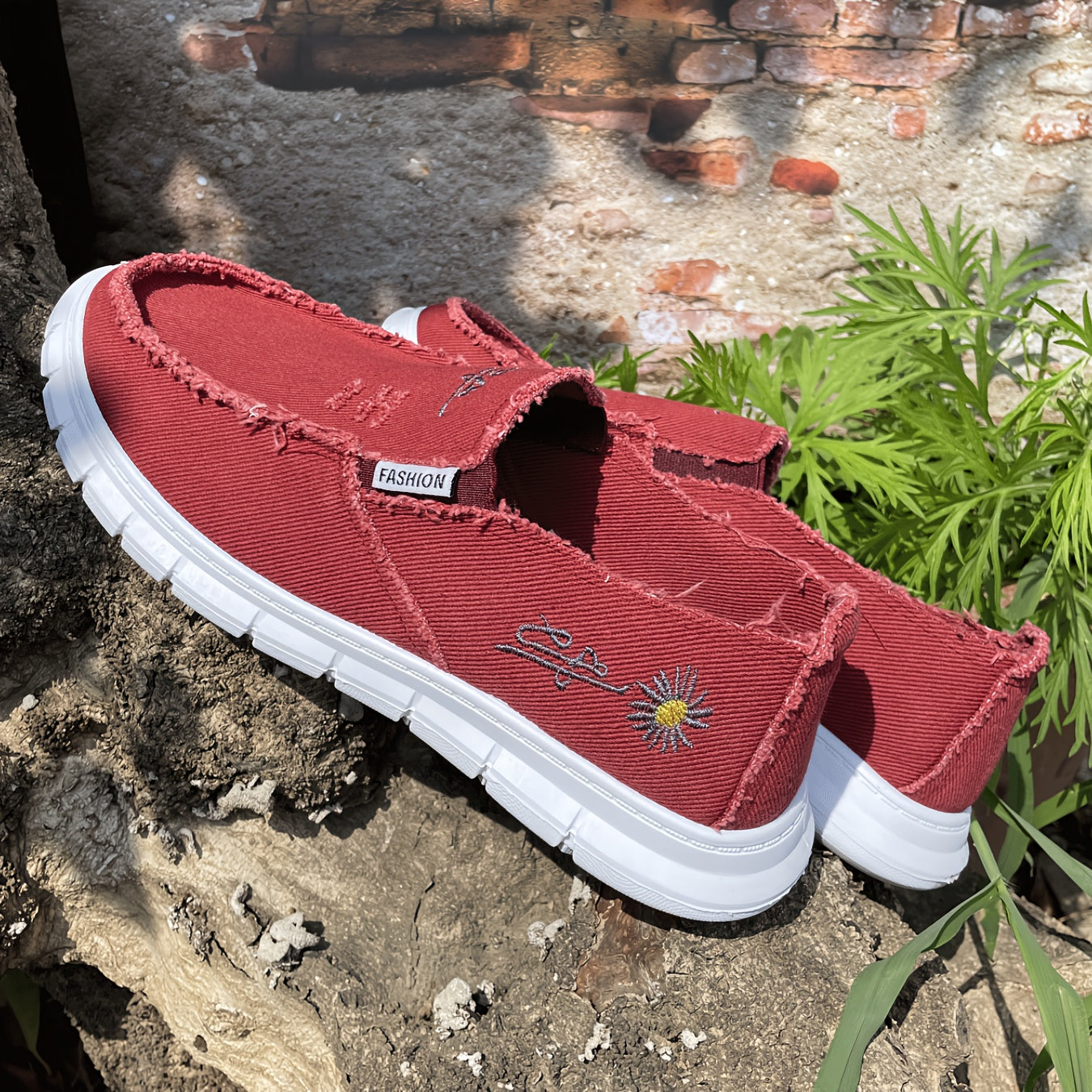 Gender-neutral fabric shoes with chrysanthemum embroidery, washable loafers that are soft, slip-resistant, durable, and stylish.