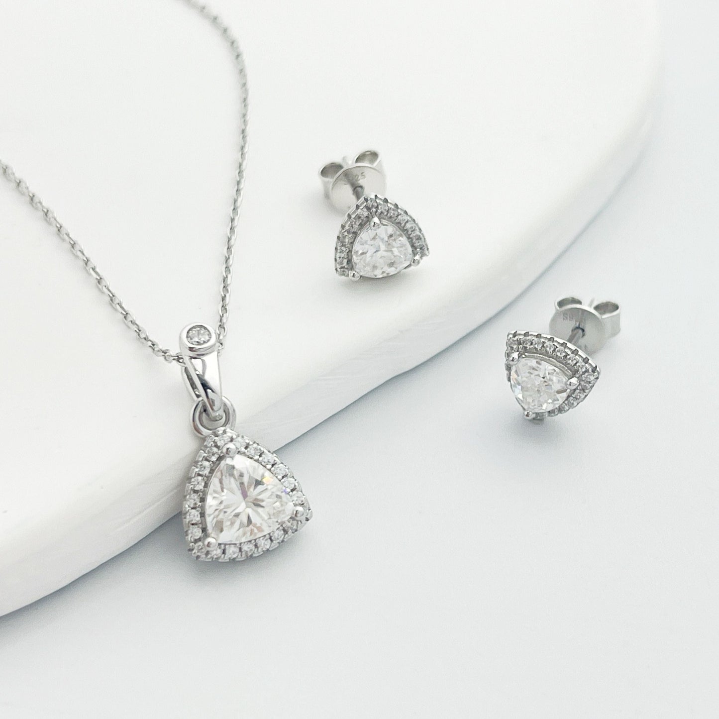 1 piece of S925 Silvery moissanite jewelry set featuring a 1.0CT moissanite necklace and two 0.5CT moissanite earrings. This fashionable and luxurious jewelry set makes for the perfect gift for anniversaries, weddings, birthdays, Halloween, Christmas, or