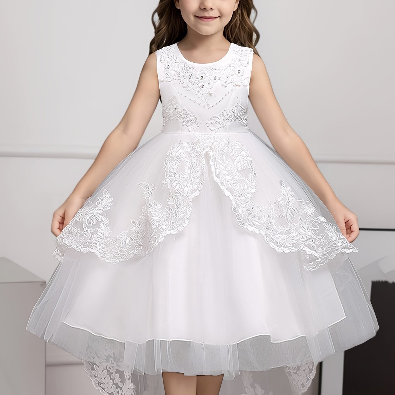 Girls' red princess dress with beaded embroidery and mesh tail, ideal for parties and weddings, made from a viscose/polyester blend.