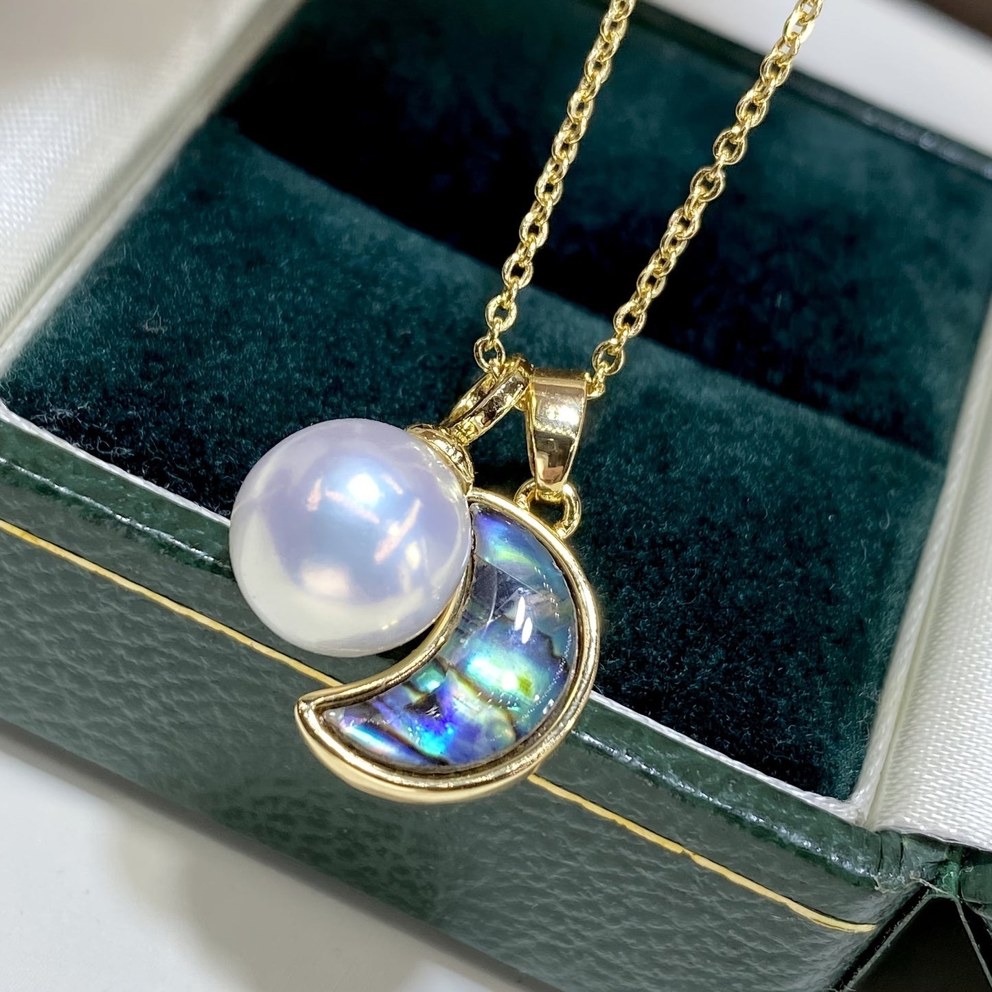 Stylish Abalone & Mother-Of-Pearl Moon Necklace Featuring Genuine Edison Pearl Pendant - Exquisite Craftsmanship, High-End Materials Perfect for Girlfriend, Mother, Friends - Great for Daily Wear & Birthday Presents.