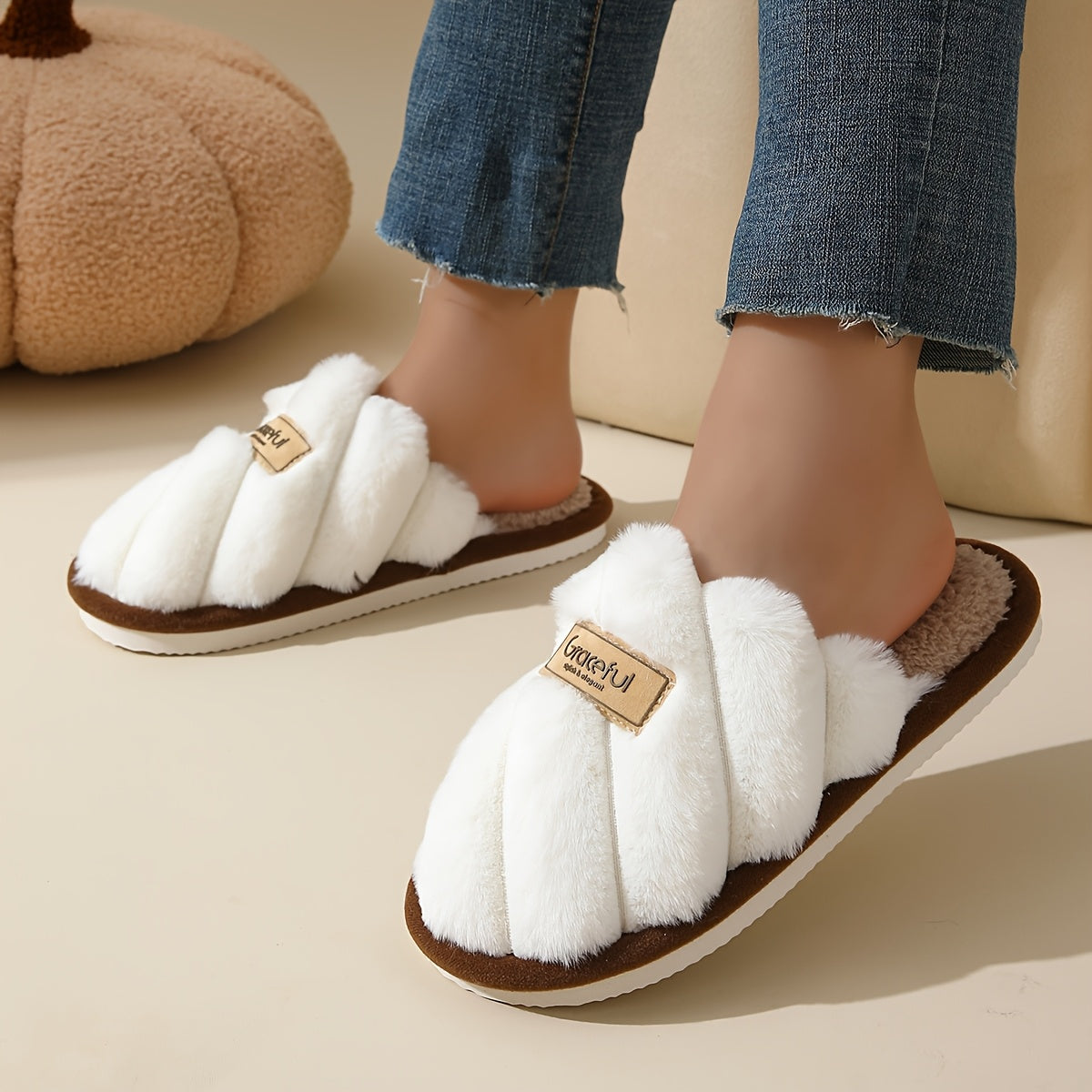 Winter women's anti-slip cozy indoor slippers for couples.