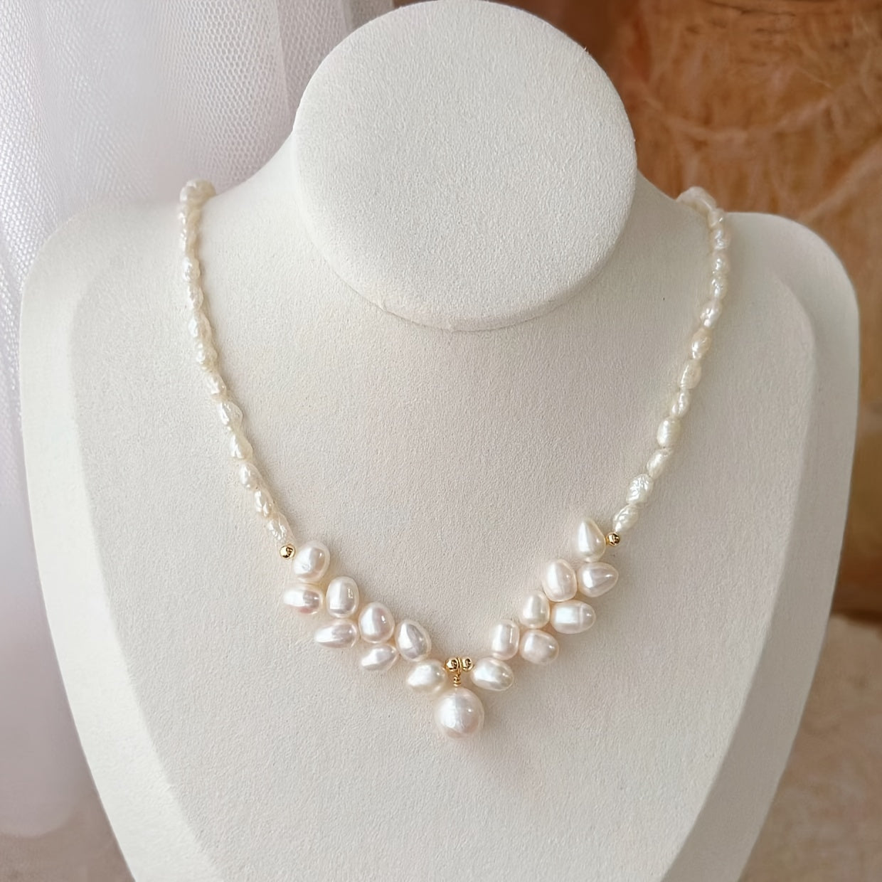 This elegant pendant necklace features a vintage French wheat sheaf design with a 5-6mm baroque pearl. Made of S925 silver, it comes with a 40cm chain and a 4.5cm extension chain for a perfect fit. Presented in a gift box, this necklace is ideal for