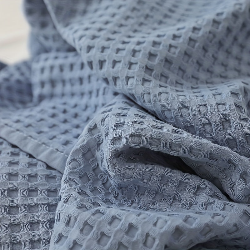 This extra-large blanket is crafted from 100% cotton in a cozy waffle weave design, perfect for all seasons. The super soft texture makes it ideal for snuggling up on the bed or sofa, or using as a nap blanket or towel quilt.