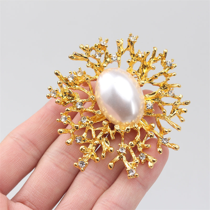 Beautiful Antique-Inspired Gold Coral Brooch Pin - Exquisite Sea Creature Design, Made with Resin & Enamel, Ideal Gift for Women