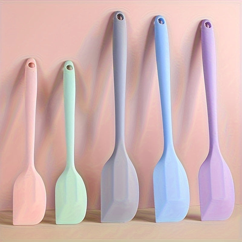 Set of 5-6 silicone spatulas, perfect for scraping cake cream and applying oil while baking. These tools are food-grade and also include a brush, making them essential kitchen gadgets and accessories.