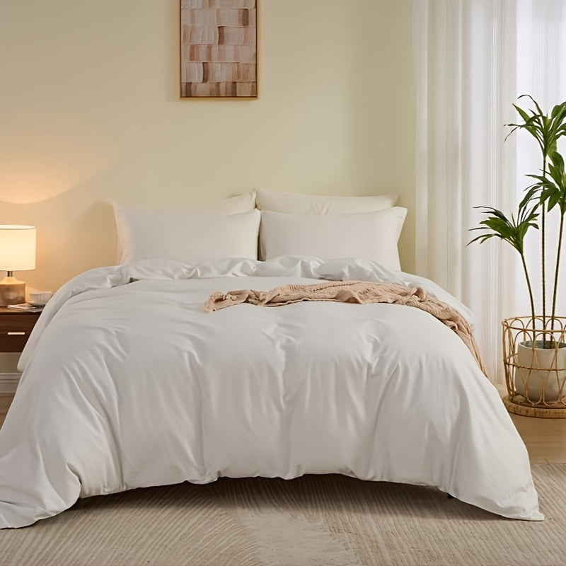 High-quality bedding set for home and hotel use, includes one duvet cover and two pillowcases. Made from soft, premium materials in a skin-friendly solid color design.