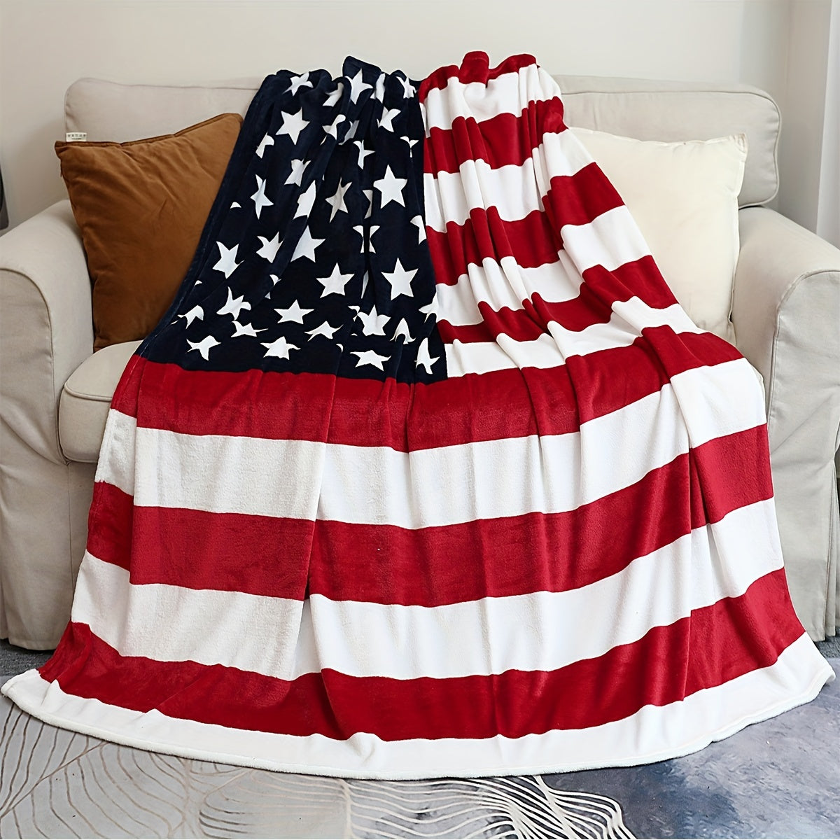 This flannel blanket featuring an American flag print is incredibly soft and versatile. Ideal for use on beds, couches, chairs, while camping, in living rooms, offices, or as a thoughtful gift. Perfect for any holiday season.