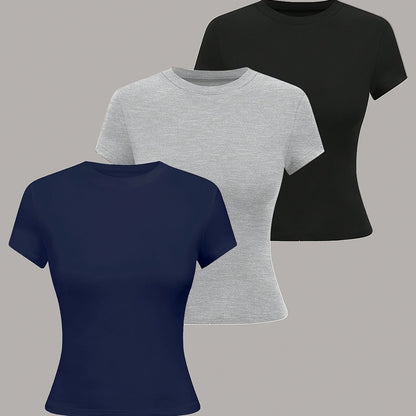 Simple fitted blouse with round neck and short sleeves for women.