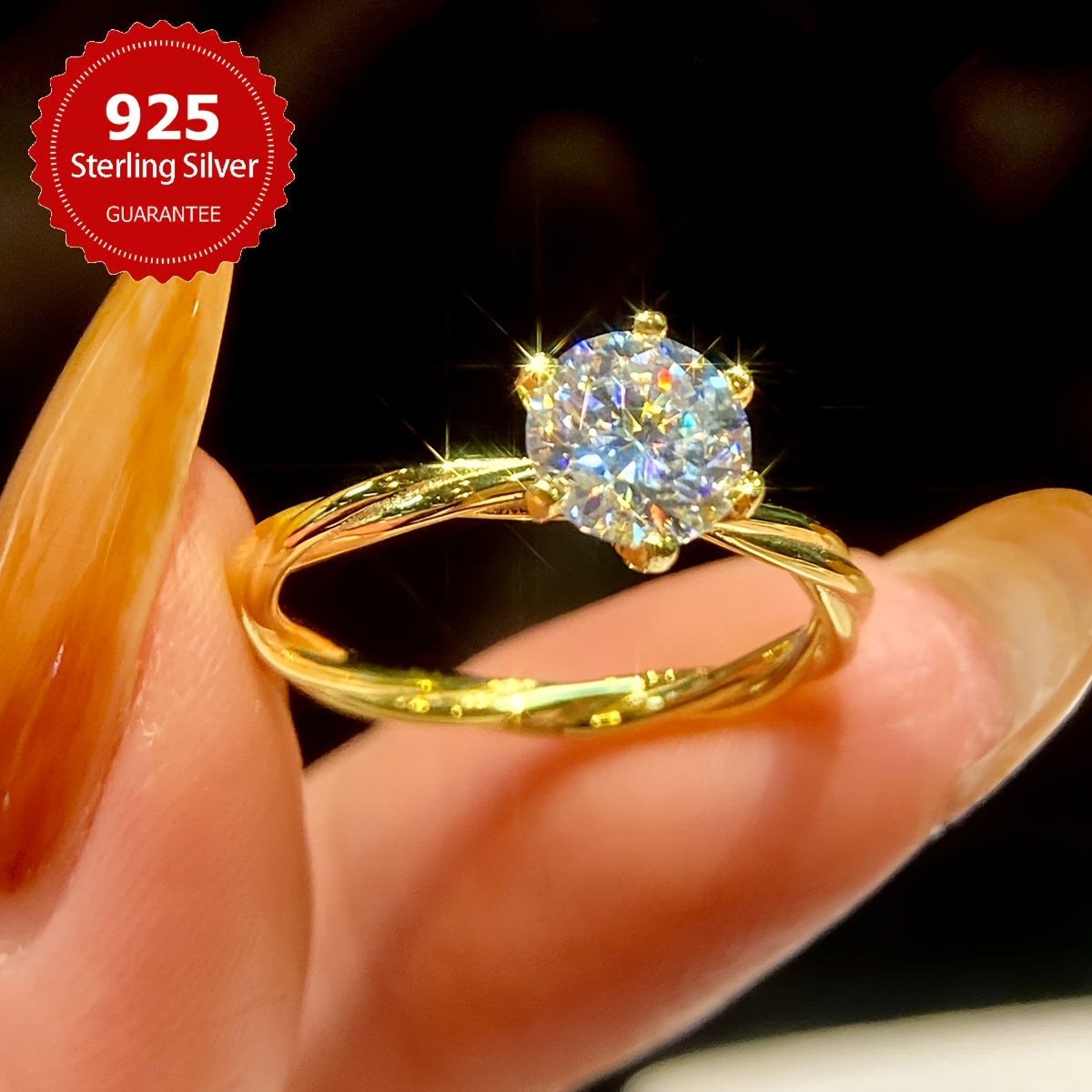 1 Karat Moissanite porloq to'y uzugi ayollar uchun oltin aksentlar bilan sterling kumushda, va'da va abadiy sevgi ramzi. Yil dönümleri, Sevgi kuni yoki hayotingizdagi maxsus ayol uchun hashamatli sovg'a sifatida mukammal.