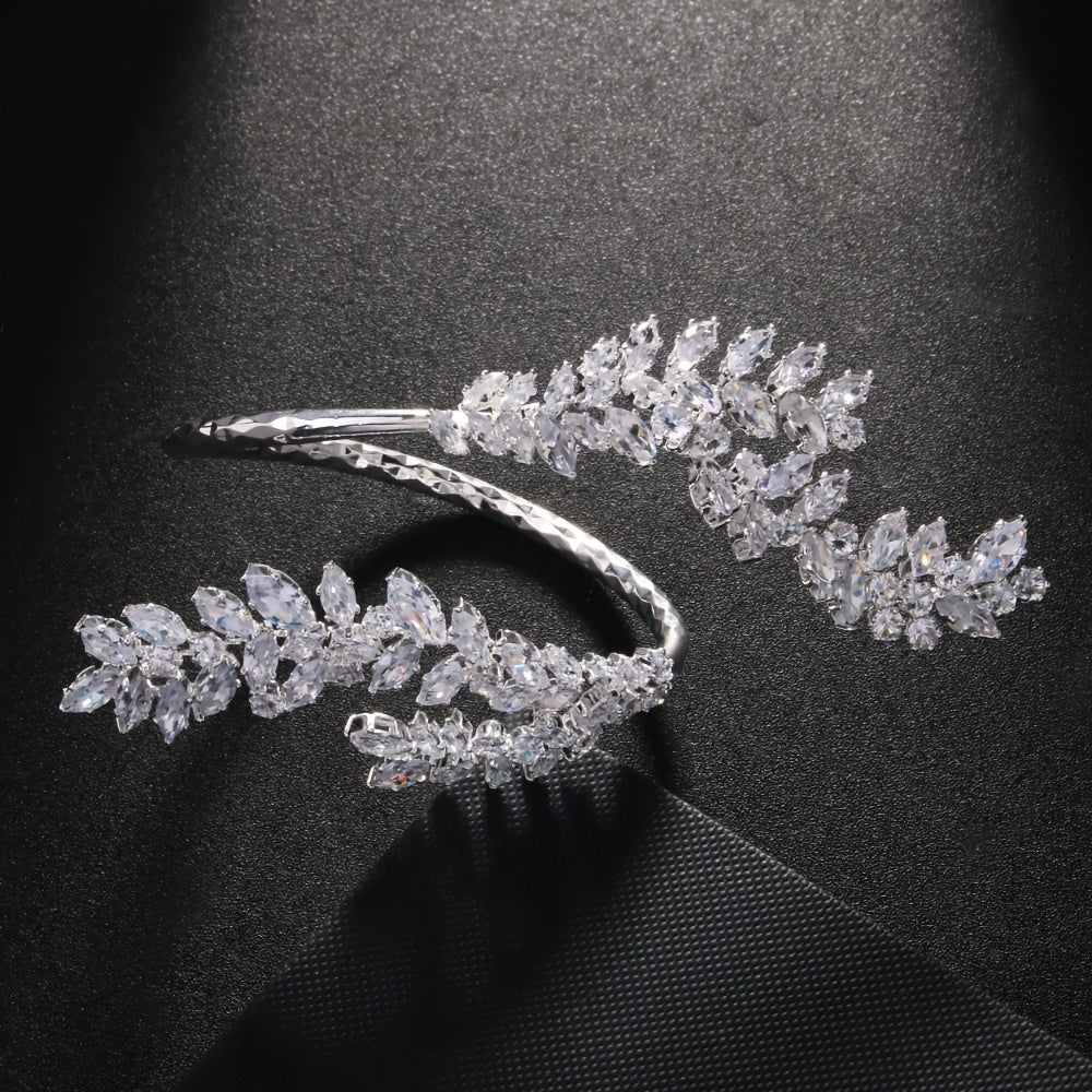 Stylish Leaf Bracelets for Women, Elegant European and American Brides, Perfect for Wedding Dresses. Sparkling Rhinestone Open Bracelets, Exuding a Touch of Luxury and Elegance, Ideal for Special Occasions.