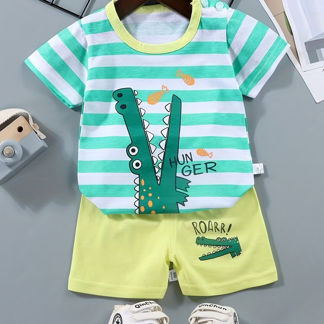 Boys' cotton color block crocodile print tee and shorts set, perfect for daily and outdoor wear in summer.