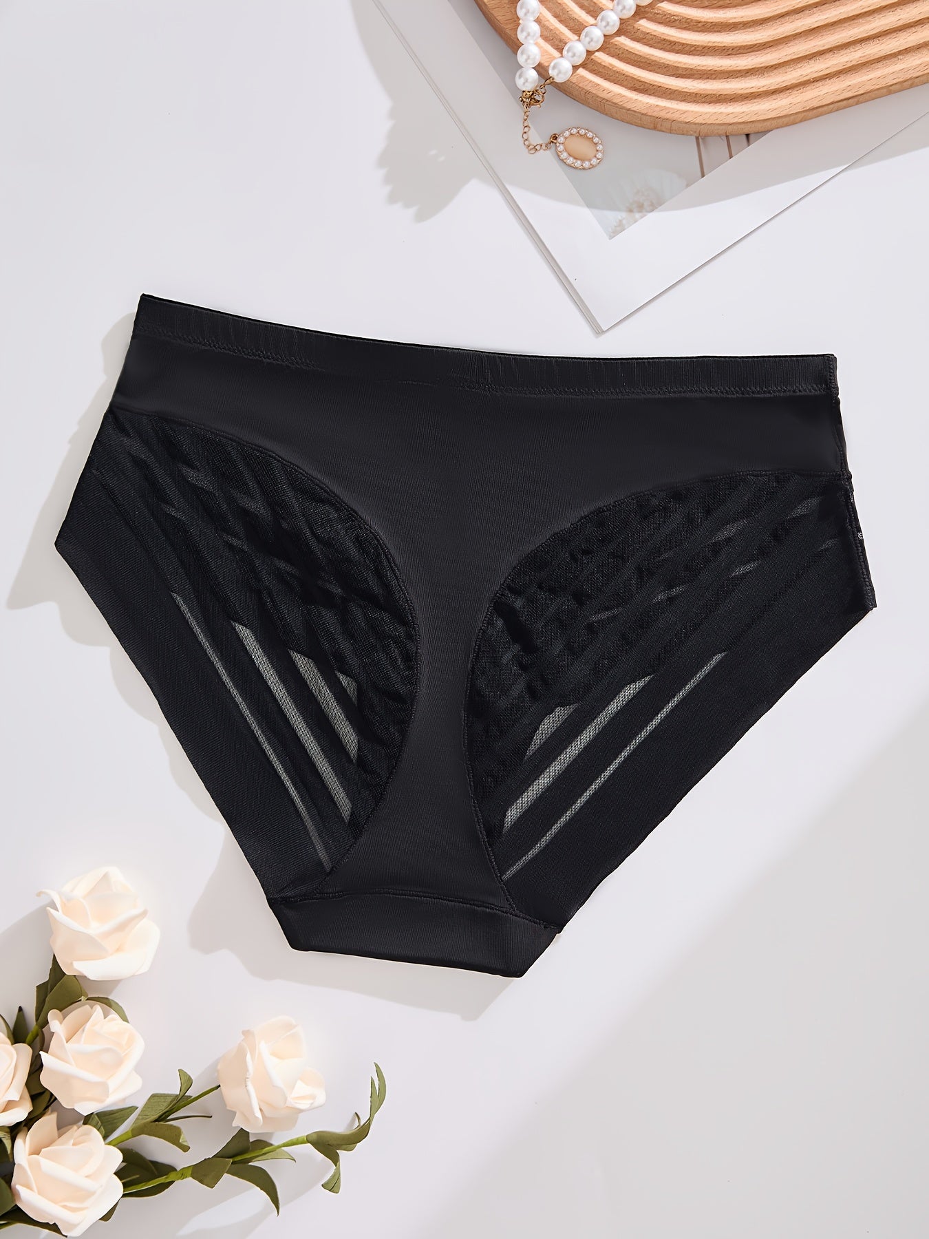 Breathable solid color panties for women made of 90% polyamide and 10% elastane, featuring a simple style with contrast mesh detail and knit fabric.