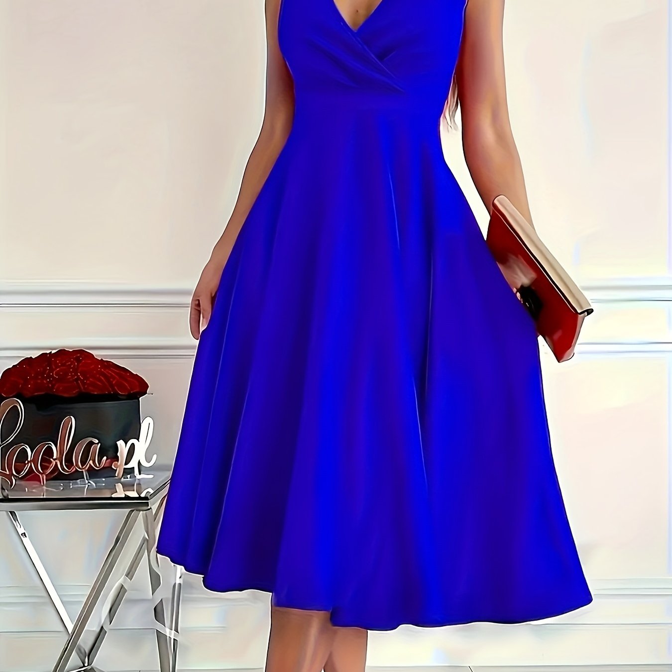 Solid color sleeveless dress with pleated V-neck, ideal for spring and summer vacations.