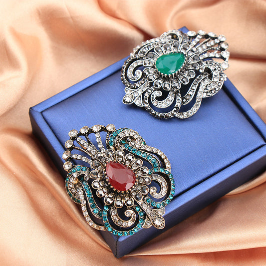 "Vintage Rhinestone Hollow-Out Brooch Pin in Elegant Baroque Style, High-End Cross-Border Clothing Accessory for Women perfect for Christmas" ni o'zbek tiliga tarjima qiling.