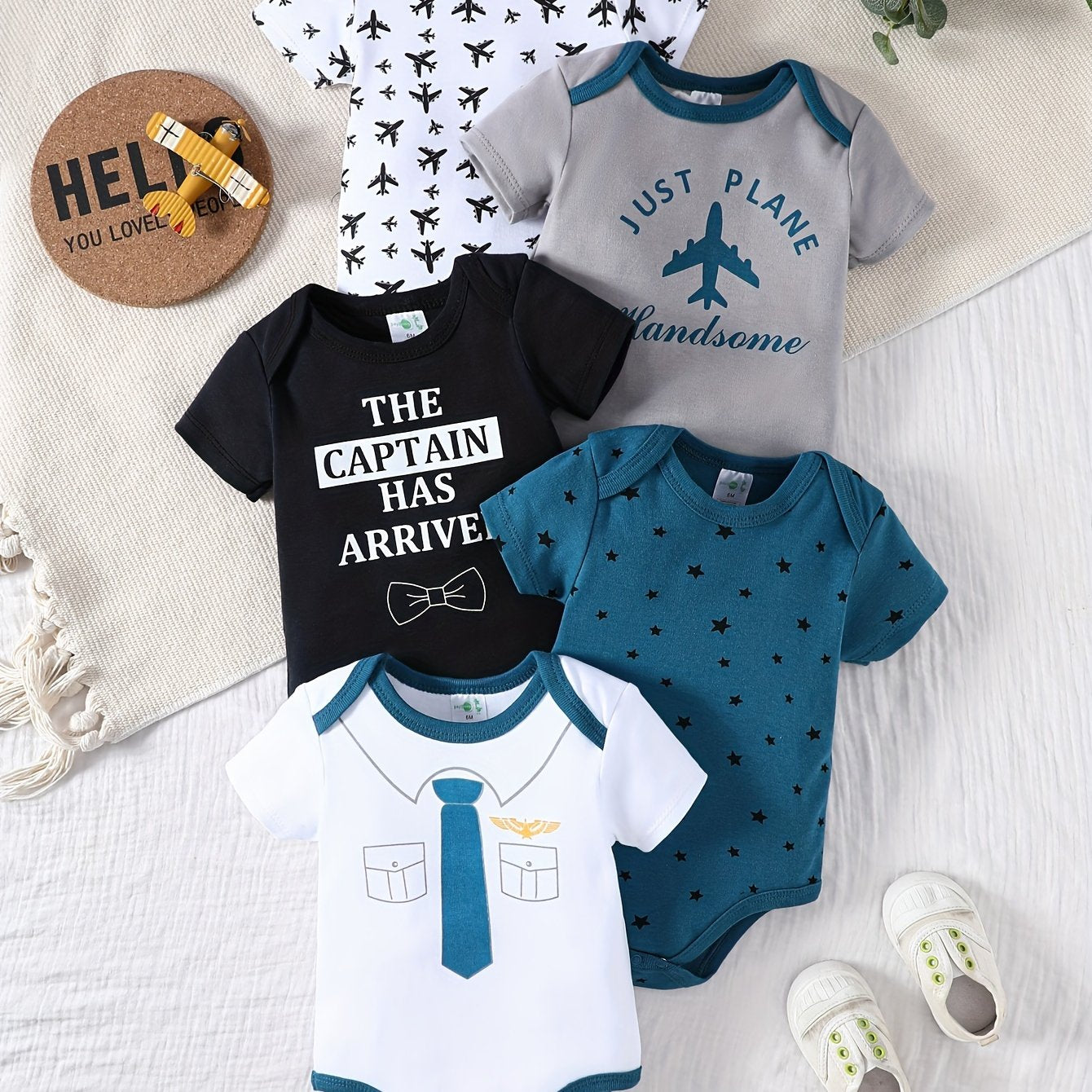 New boys' five-piece set of triangle onesies in multiple colors and patterns, made of soft and comfortable pure cotton, perfect for short crawls.