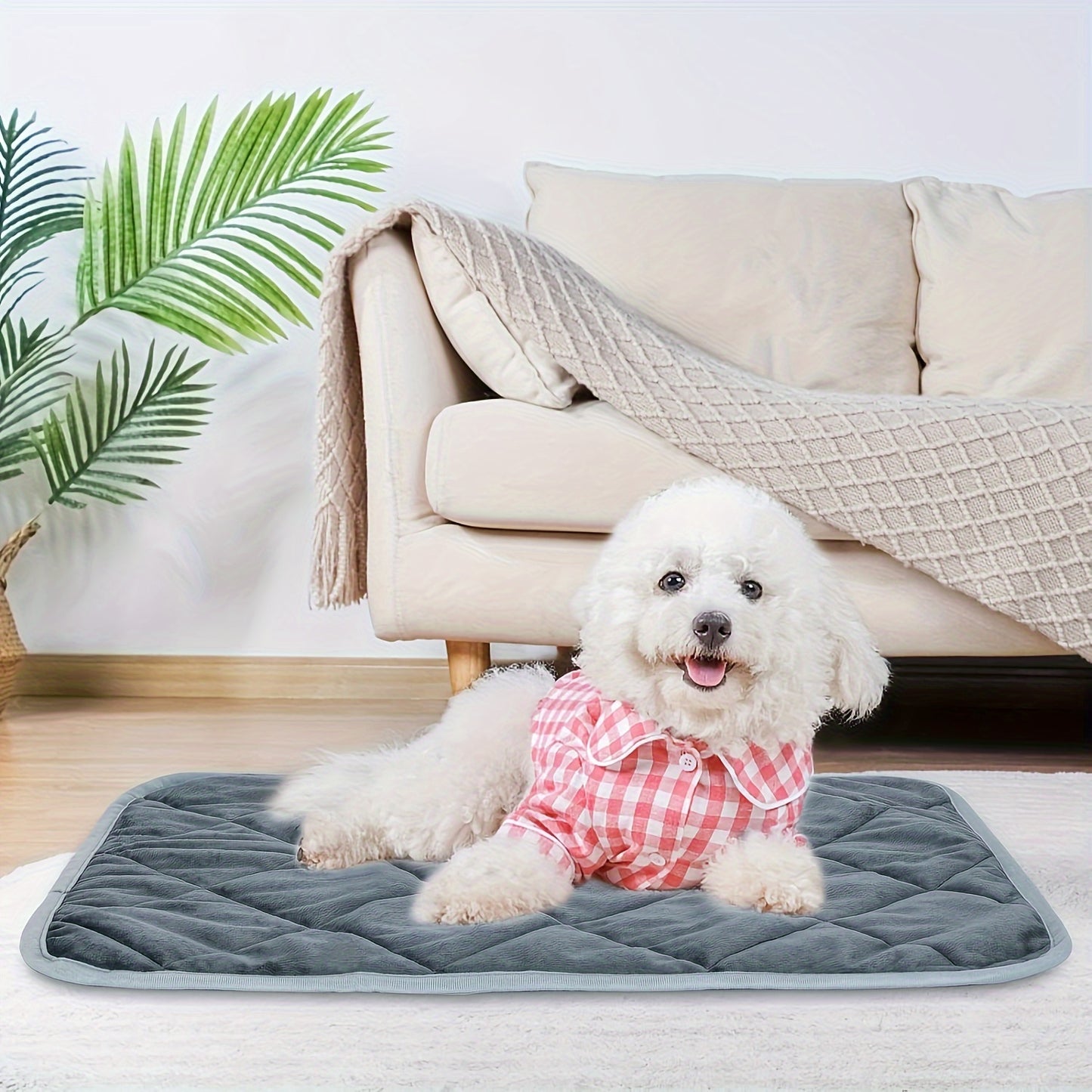 Self-warming pet mat for dogs and cats, with diamond pattern and anti-slip features, suitable for small to large breeds. Ideal for indoor/outdoor use in autumn and winter, washable.