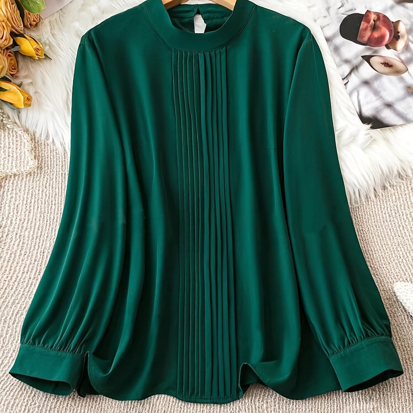 Elegant pleated blouse with crew neck and long sleeves for spring in plus size.