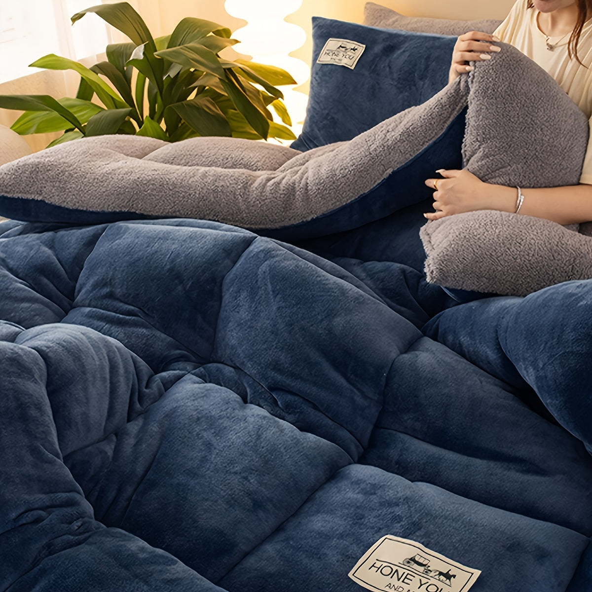 Velvet Sherpa Comforter Insert - An All Season Quilted Comforter with Ultra Soft Breathable Fabric, Machine Washable for a Cozy Bedroom Experience during Autumn and Winter.