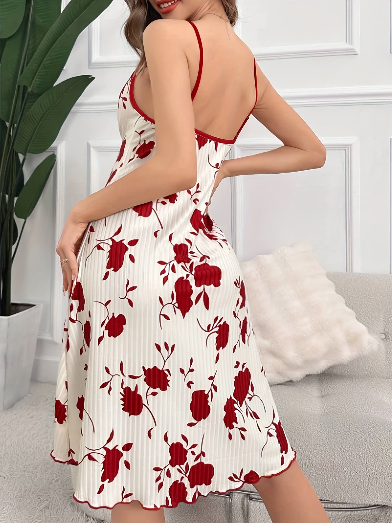 Plus size women's floral print slip nightgown made of comfy polyester and elastane blend, machine washable, with droplet design, elegant and fashionable style.