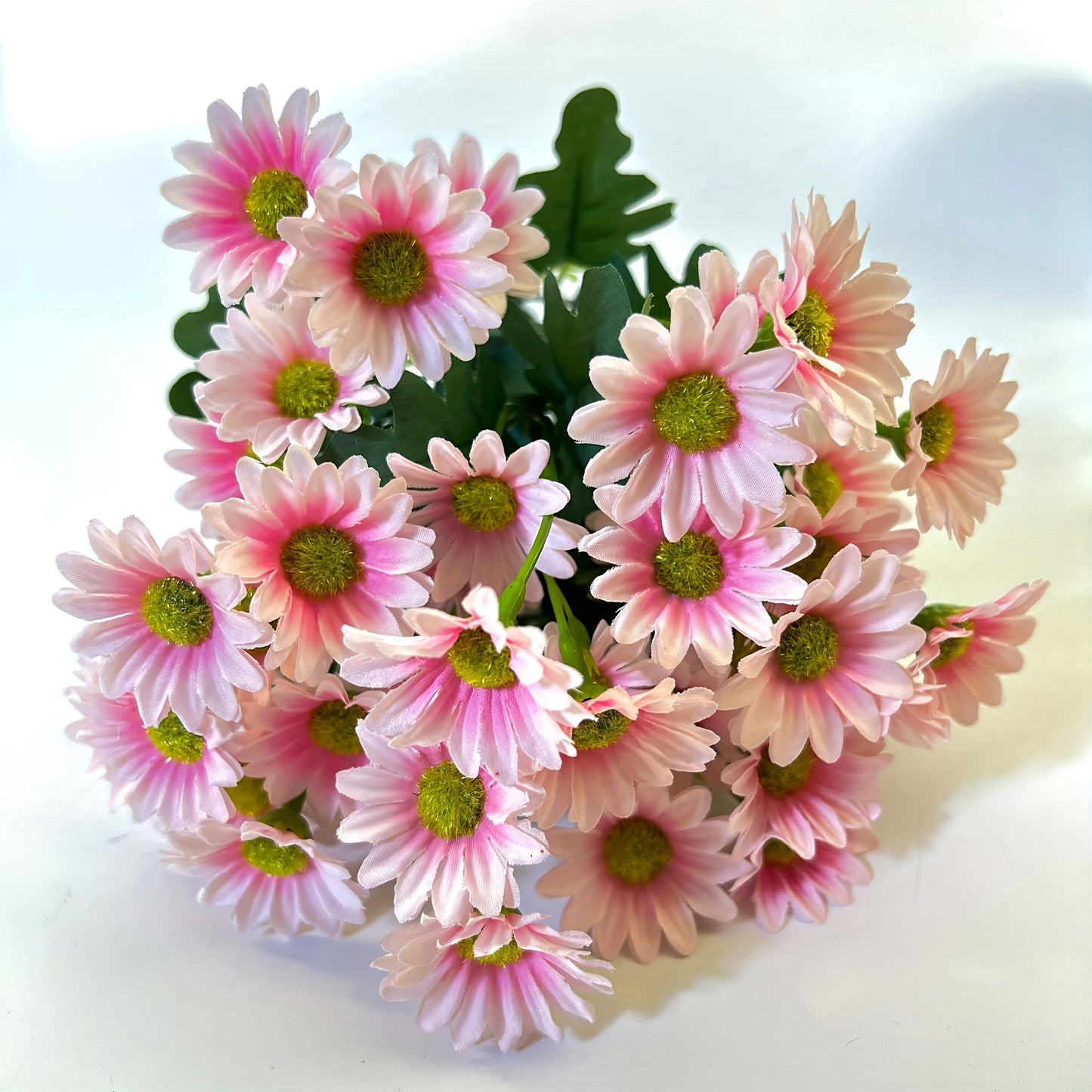 1 set of 21 UV resistant plastic daisies for outdoor decoration, ideal for gardens, courtyards, weddings, holidays, and parties.