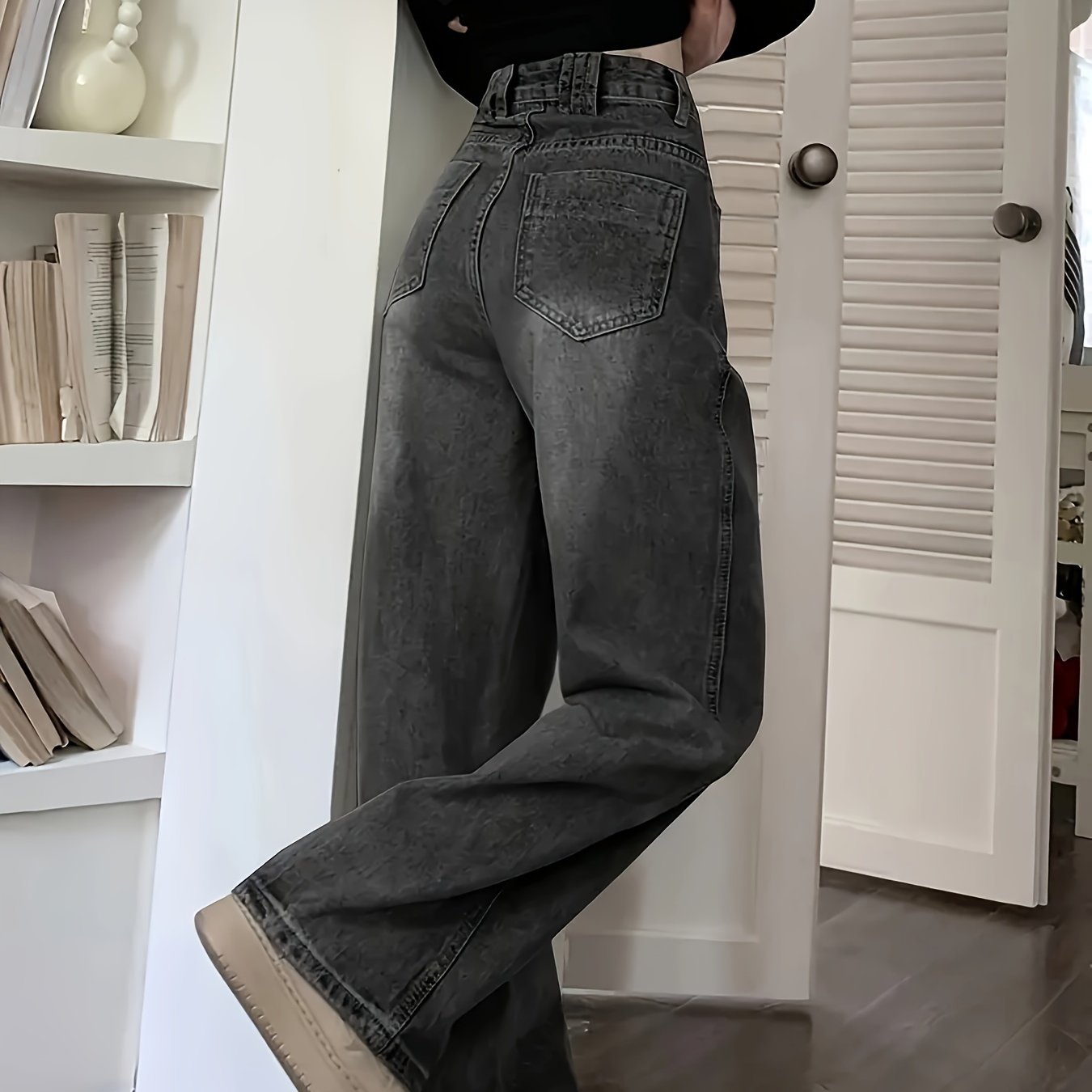 Retro wide-leg jeans with slant pockets for women. Stylish streetwear denim pants.