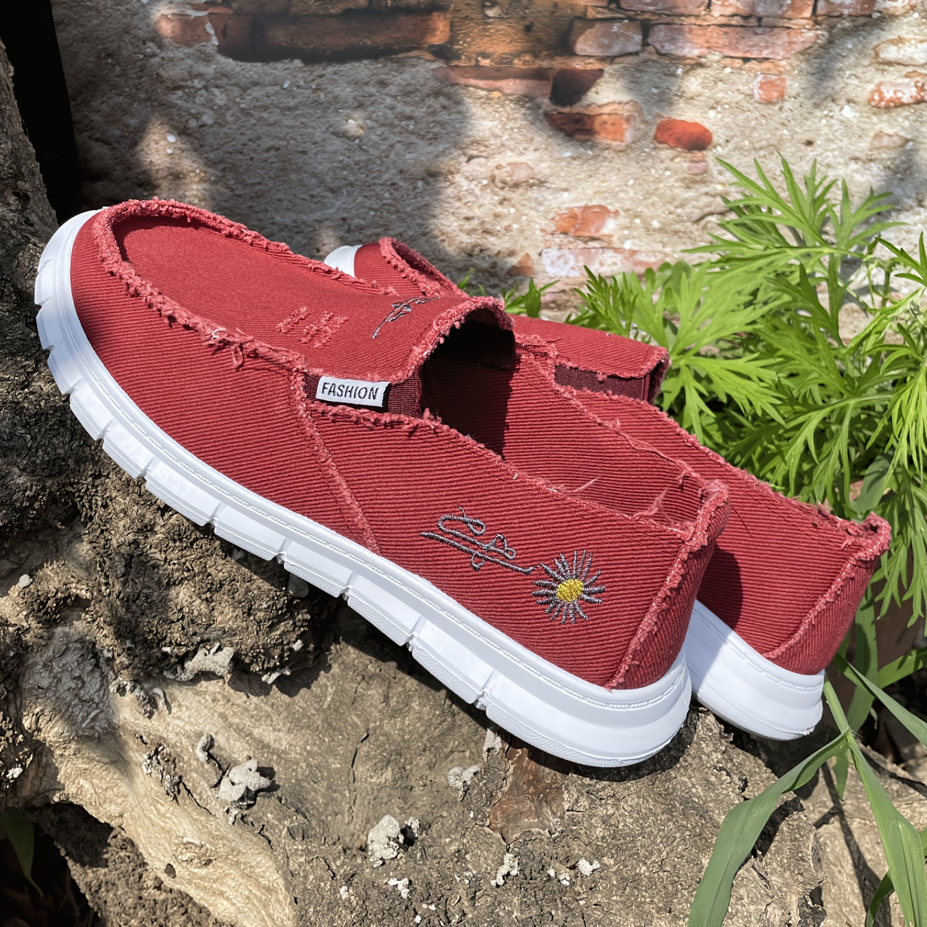 Gender-neutral fabric shoes with chrysanthemum embroidery, washable loafers that are soft, slip-resistant, durable, and stylish.