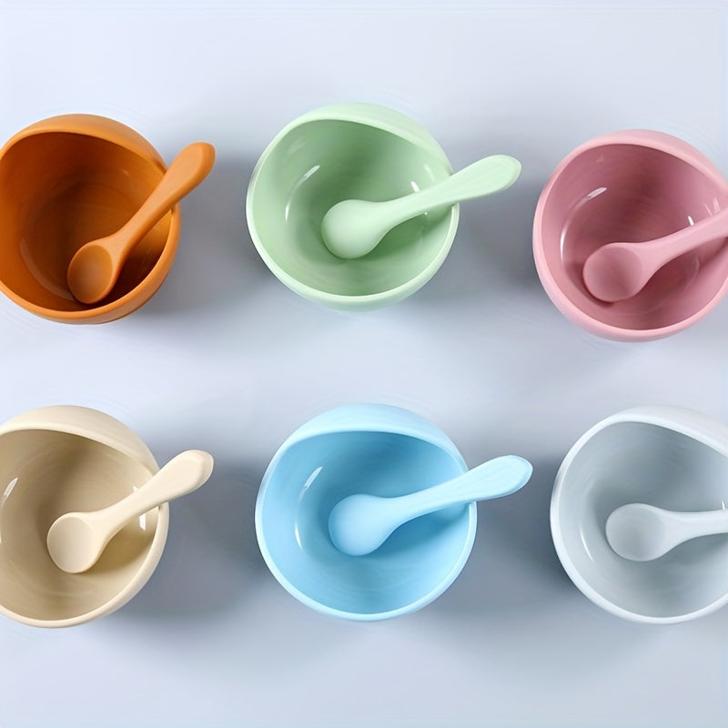 1 set of 2 pieces silicone bowl and spoon for children, featuring a suction cup for anti-slip use. This set is perfect for serving complementary foods and training little ones to eat independently. The set also includes a silicone straw for added