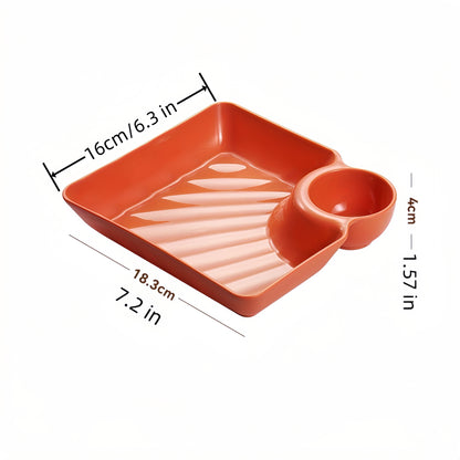 Durable plastic snack tray with tomato sauce dish - ideal for restaurants, homes, and picnics.