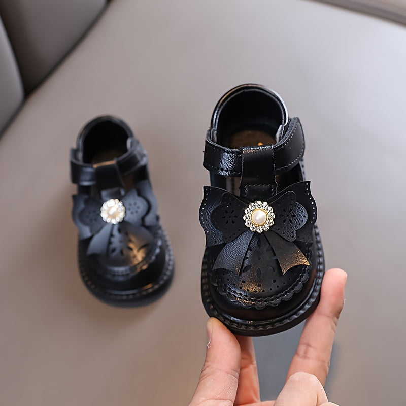 Cute bowknot flat shoes for baby girls, perfect for spring and autumn walks.