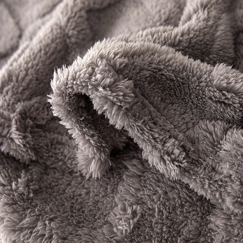 Soft and cozy rhombus jacquard blanket made of skin-friendly taffeta, perfect for use in the office or at home. This versatile blanket can be used as a couch throw, air conditioner blanket, or for a quick nap. Suitable for all seasons and makes a great