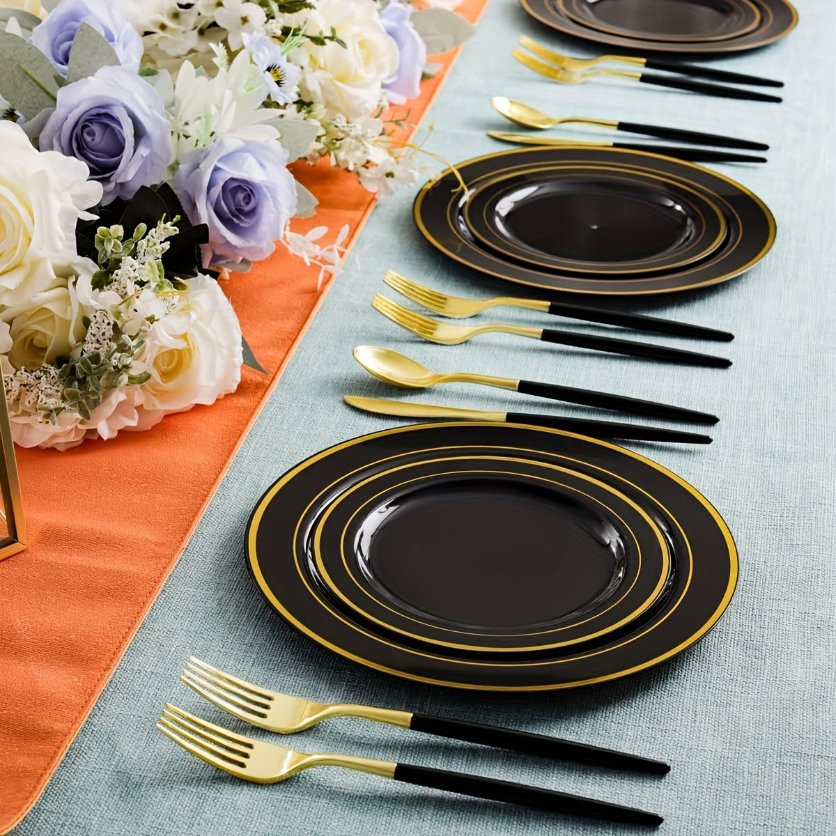 25-50 pieces of golden plastic party plates, measuring 19.05-26.04 cm each. These disposable plates are made of premium heavy-duty plastic, perfect for serving dinner and appetizers at parties and weddings.