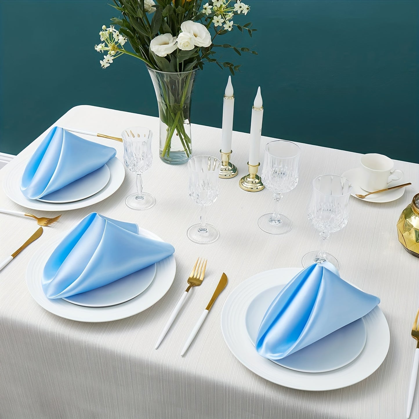 16-Pack of solid light blue square polyester napkins, 43.18x43.18 cm, for restaurant, events, and party decorations.