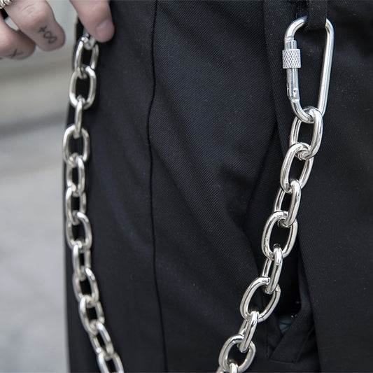 Chunky-designed climbing buckle pants chain that is both stylish and versatile, with a single-layer feature.