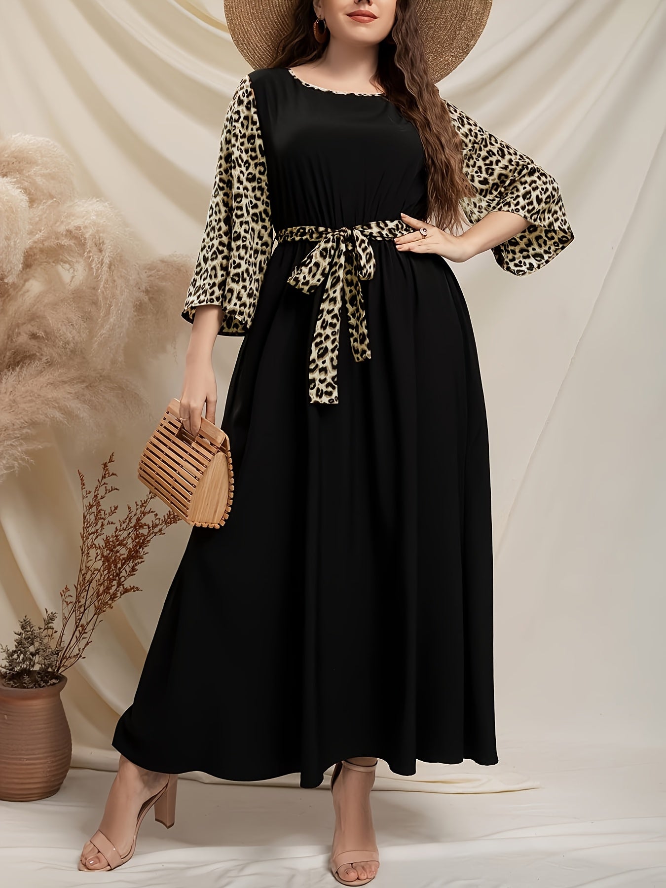 Women's elegant midi dress made of polyester leopard print with lace-up detail, crew neck, flutter sleeves, flared hem, and non-stretch fabric. Includes a belt and is available in big and