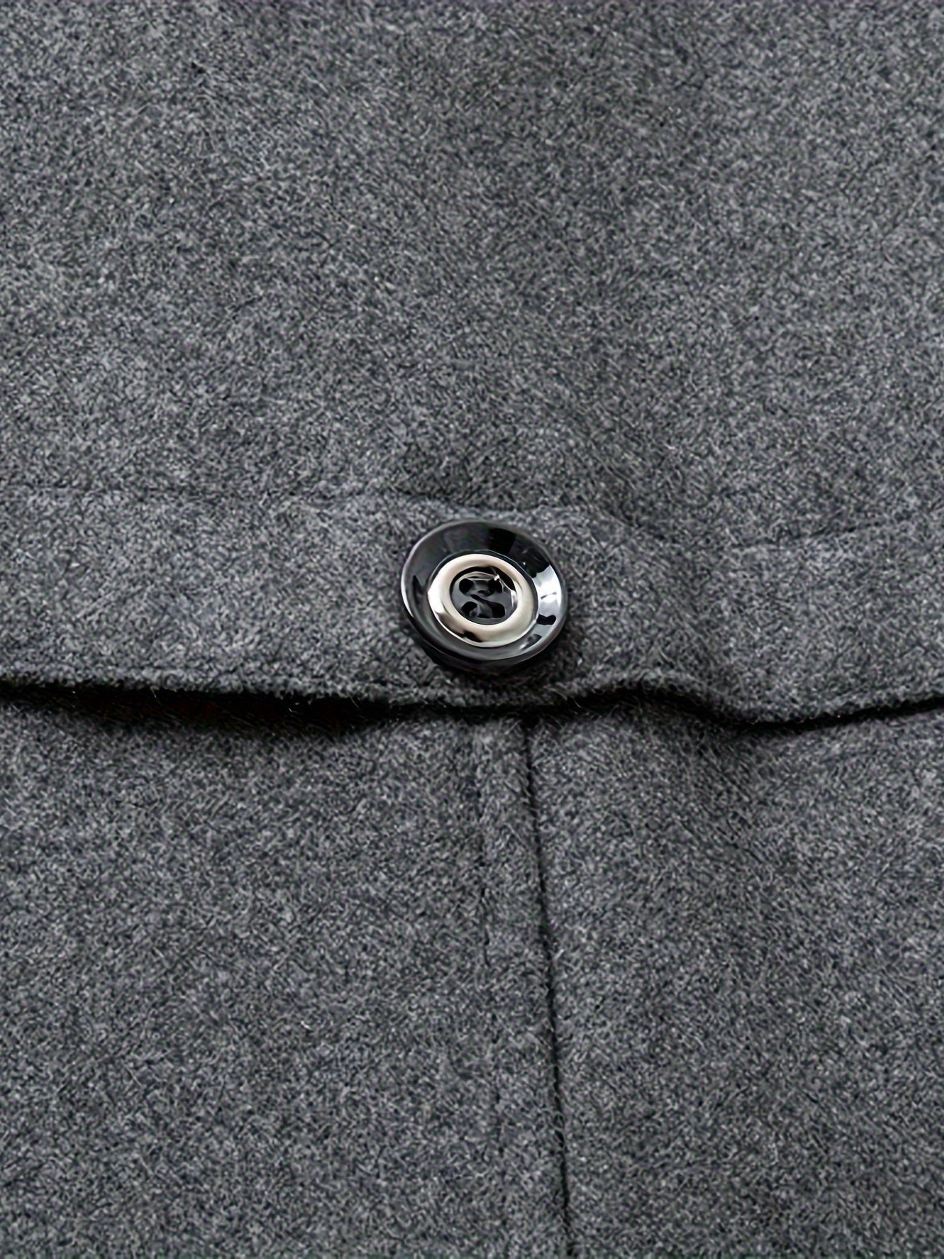 Men's warm jacket with pockets, double lapel for autumn/winter casual wear.