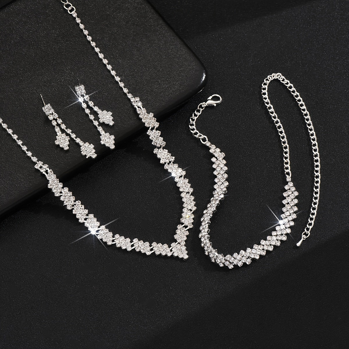 Introducing the latest summer bridal accessories from Europe and America, featuring wedding dresses, decorations, attire, and accessories. Explore our collection of Korean-inspired necklaces, earrings, bracelets, and three-piece sets.