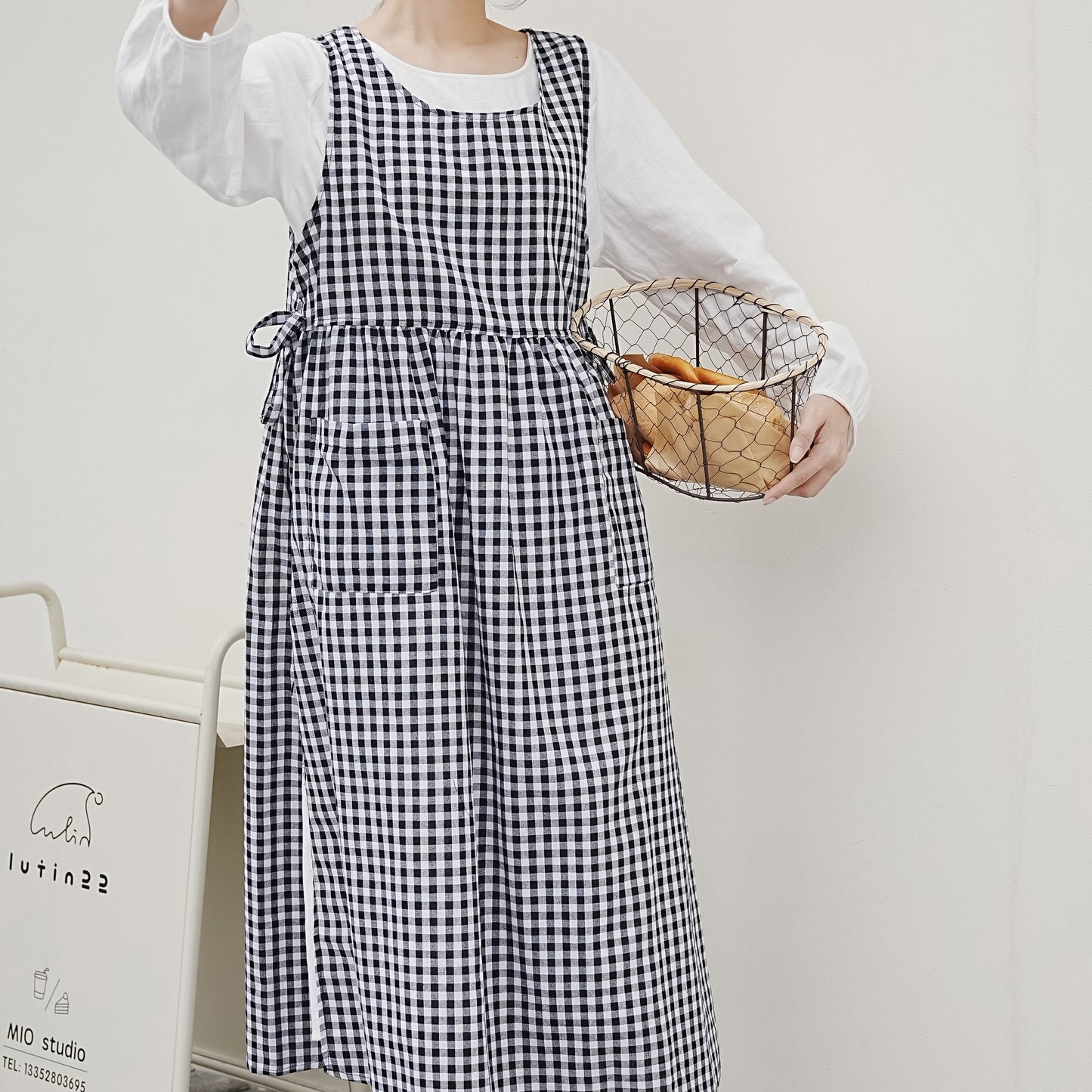 Plus size apron with round neckline