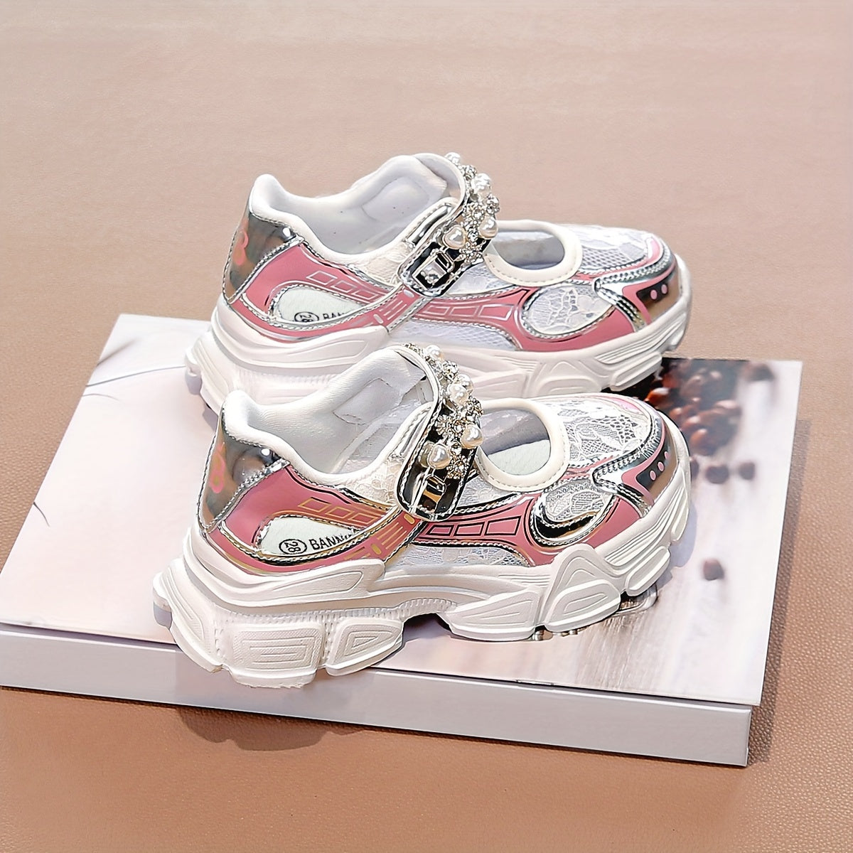 2024 Summer girls' shoes feature a breathable thick sole and single mesh design.