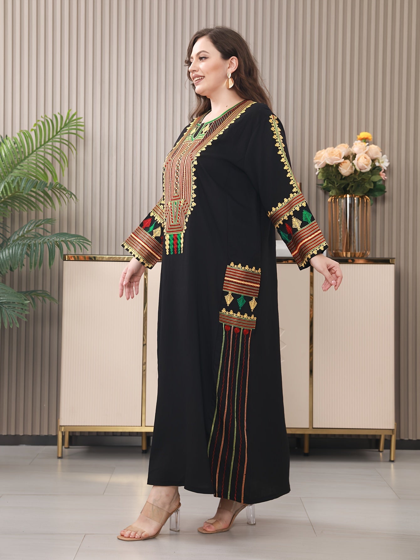 Elegant Plus Size Middle Eastern Kaftan with Regular Sleeves and Traditional Embroidery, Loose Fit Summer Turkish Robe for Mature Occasions.