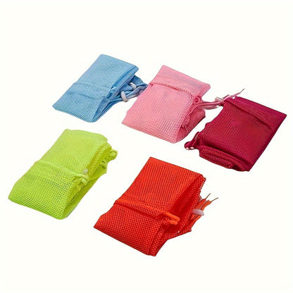 Comfortable non-electric polyester cat grooming bag for nail trimming and bathing.