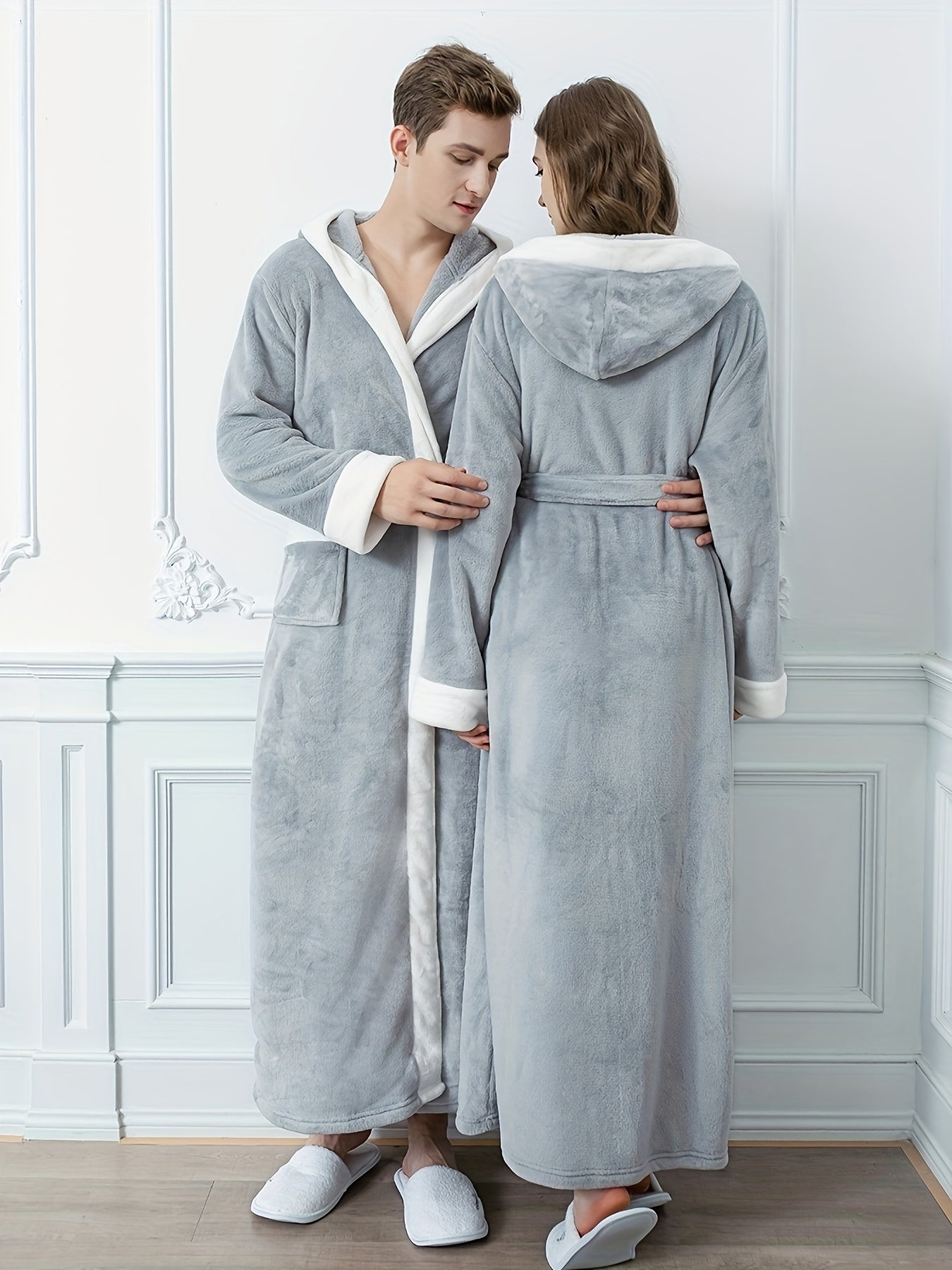 Luxurious light grey hooded bathrobe for both men and women, with long sleeves, pockets, and soft polyester material. Ideal for autumn and winter comfort.