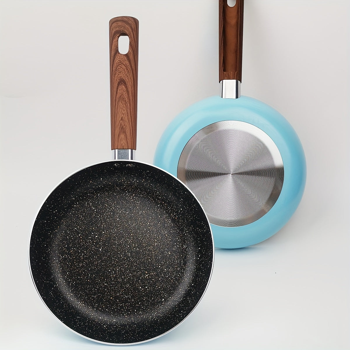 This adorable non-stick frying pan in charming pink and blue is perfect for cooking eggs. It is ideal for use on gas stoves with open flames.