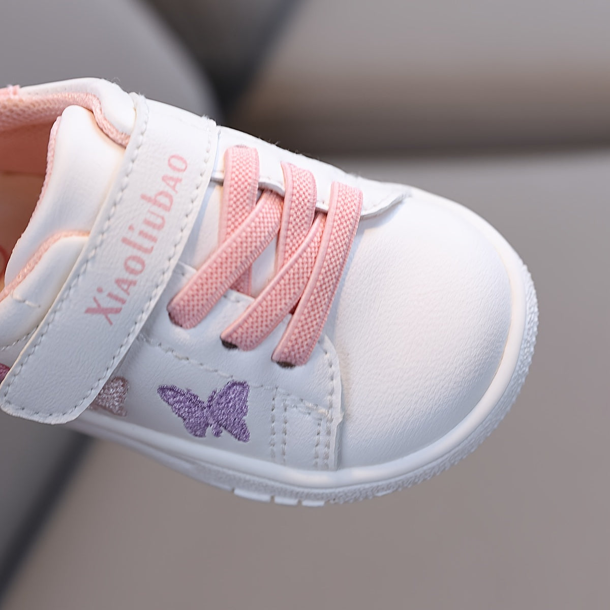 Spring and Autumn Children's breathable toddler shoes with soft soles, designed for boys and girls to prevent slipping and collisions.