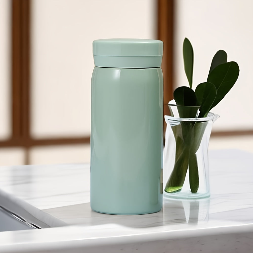 One mini vacuum flask, 200ml/6.76oz in size, perfect for keeping beverages hot or cold on the go. Ideal for both summer and winter, this insulated water bottle is a great gift for anyone who enjoys their drinks at the perfect temperature.