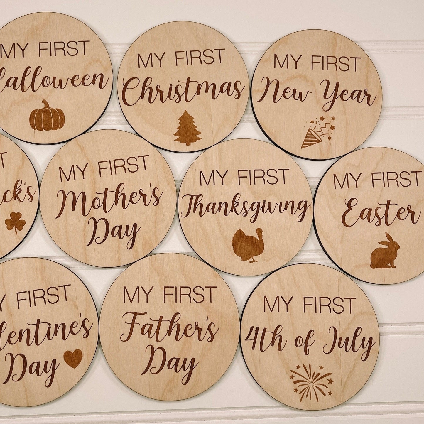 Capture your baby's growth with 10 wooden monthly milestone cards, complete with a light wooden photo disc for Halloween, Thanksgiving, and Christmas gifts.