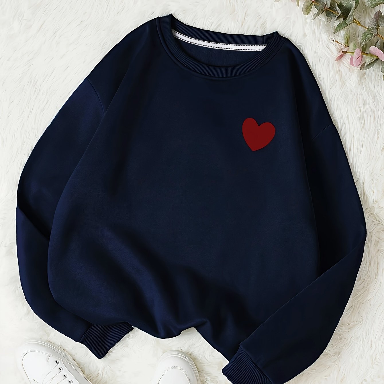 Women's heart pattern crew neck sweatshirt, loose fit, made of polyester, perfect for spring/summer fashion.