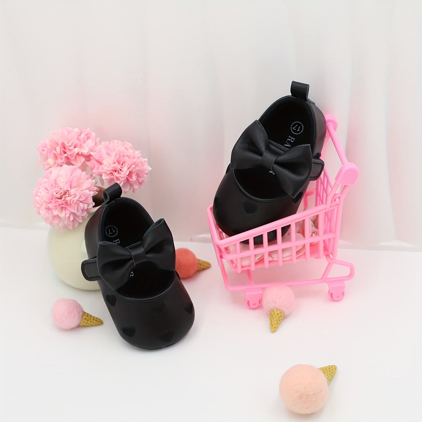 Embroidered heart Mary Jane walking shoes for baby princesses, ideal for leisure and parties in all seasons.