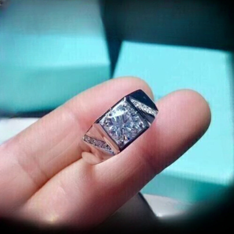 Vintage uslubidagi 5 Ct dumaloq kesilgan Moissanite to'y halqasi, etik olmos bilan qoplangan, 18K oltin S925 kumush. Ushbu yillik va'da abadiy halqasi Rojdestvo va barcha fasllar uchun hashamatli zargarlik sovg'asidir.