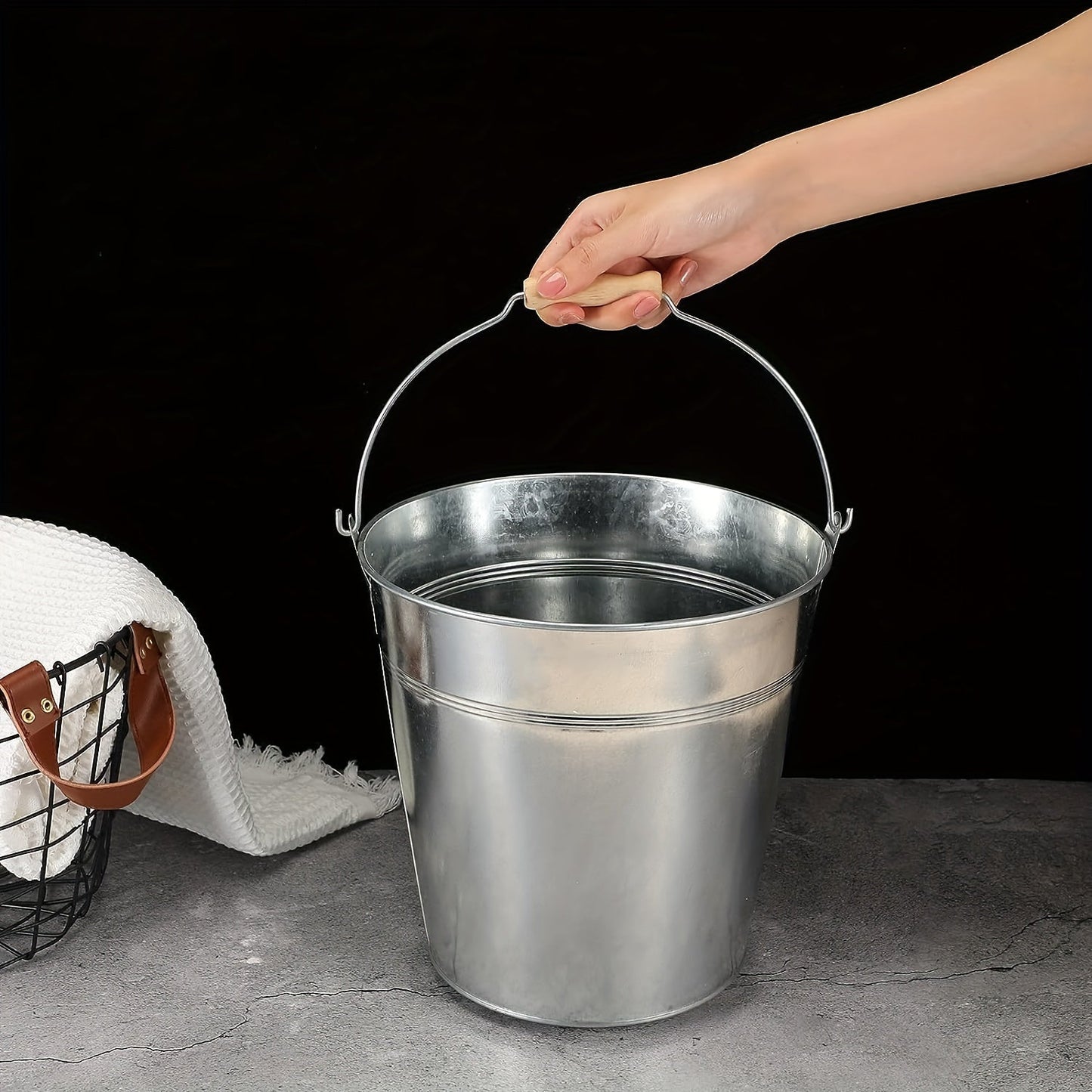 This heavy-duty stainless steel bucket, measuring approximately 25.4 centimeters, is perfect for parties, weddings, crafts, tableware, and table centerpieces. The metal bucket features a galvanized golden finish and a convenient handle for easy carrying.